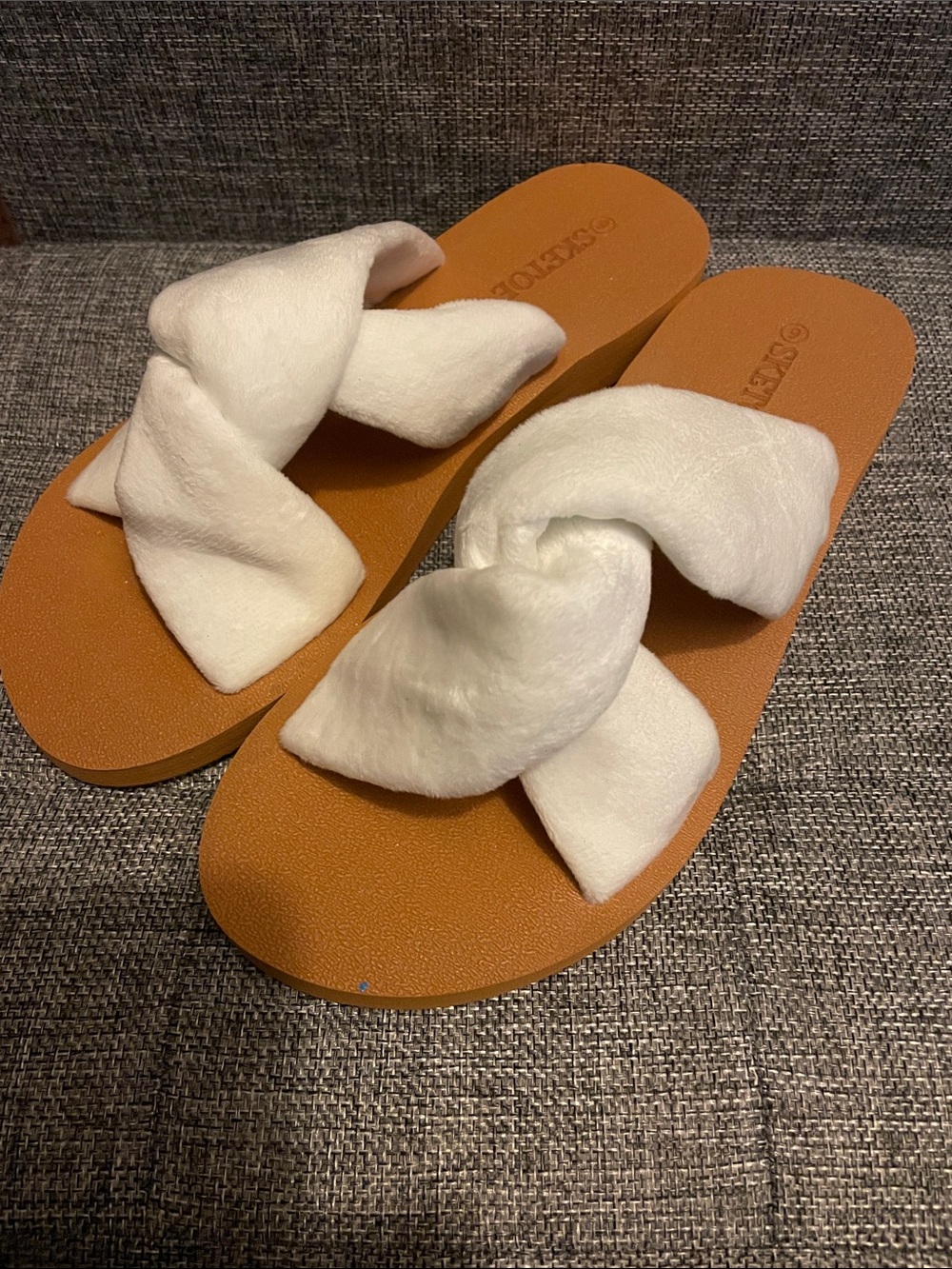 Sketoe Soft White Slide Sandals with Soft Tan Footbed, 9